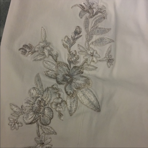 WHBM White Embroidered Crop Curvy Skinny Jeans - Picture 5 of 5